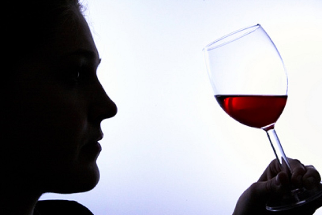 Антибиотики бокал вина можно. Слепая дегустация вина. Вечеринка с вином. Глаз вина. Слепая дегустация вина картинки.